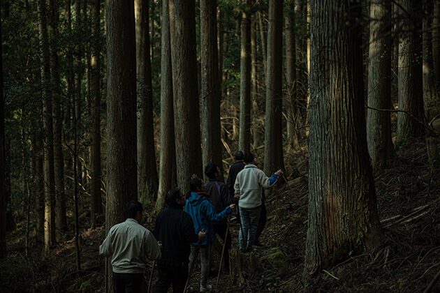 山長商店の森を巡るツアー参加者たち